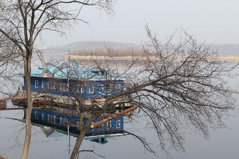 После взрыва газового балона и пожара, дебаркадер затонул.